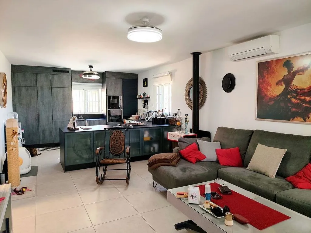 Elutuba - Three-Bedroom House with Pool in Jacarilla