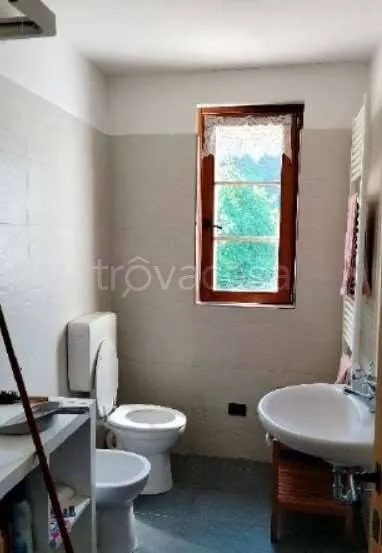 Salles de bain - Auctioned Apartment with Parking in Colico