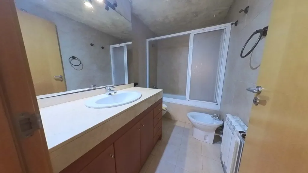 Vannitoad - Occupied Flat with Terrace in Sabadell
