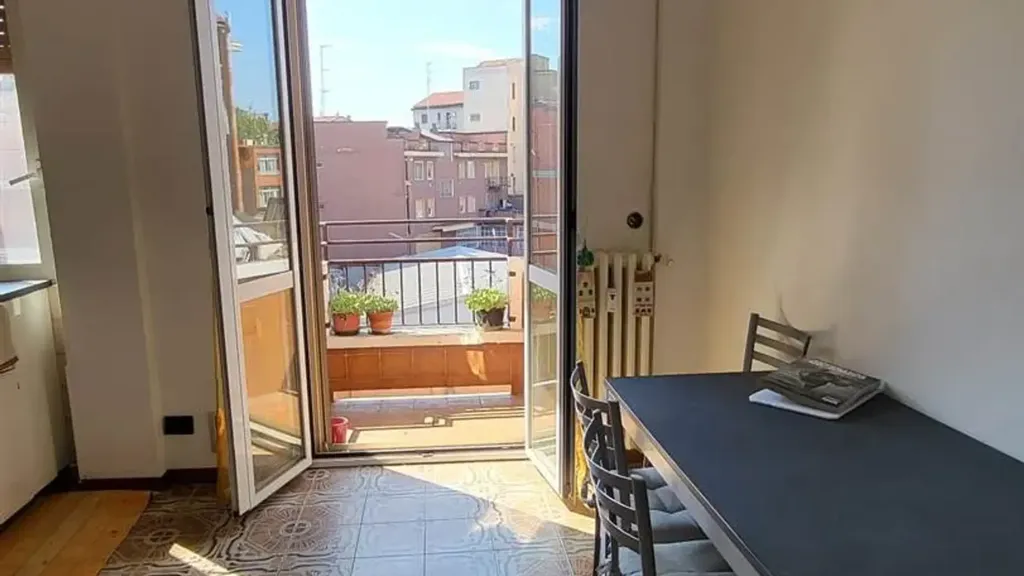 Balcon - 3-Bedroom Apartment with Balcony in Milan