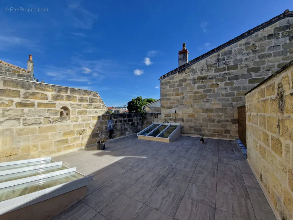 Giardino - T2 with Large Terrace in Bordeaux Croix Blanche