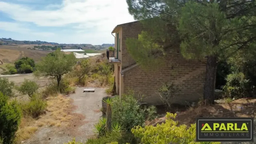 Aed - Villa with 9,500m² Land in Canicattì