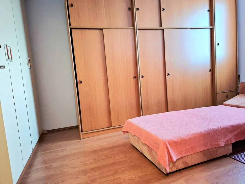 Magamistoad - Spacious 4-Bedroom Apartment with Terrace in Pula