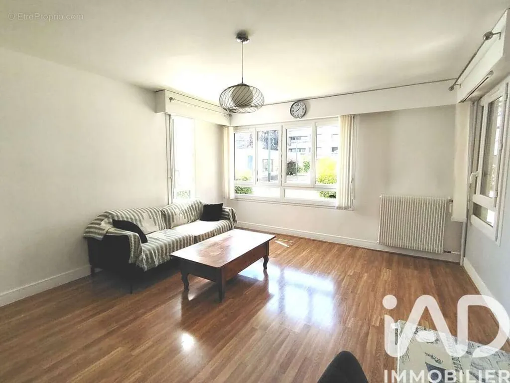 Elutuba - 3-Bed Apartment with Parking in Les Ulis