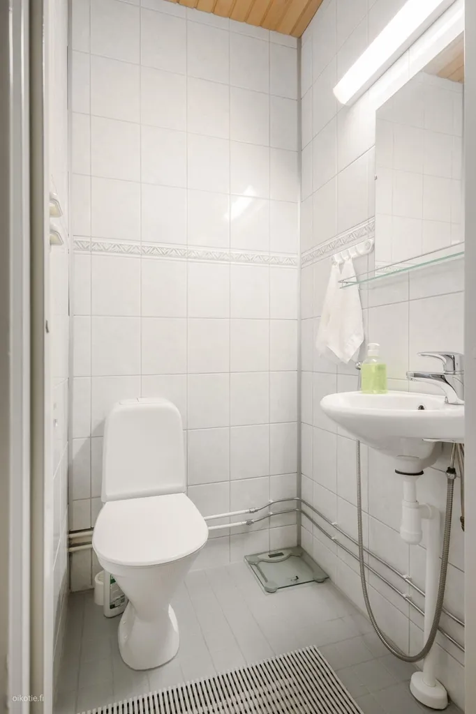 Bathrooms - 3-Bedroom Apartment with Balcony in Riutoja