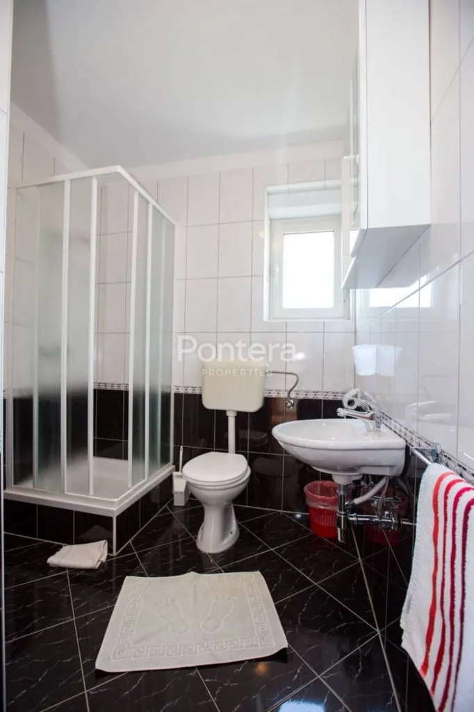 Vannitoad - Large Apartment House with Private Garden in Rab