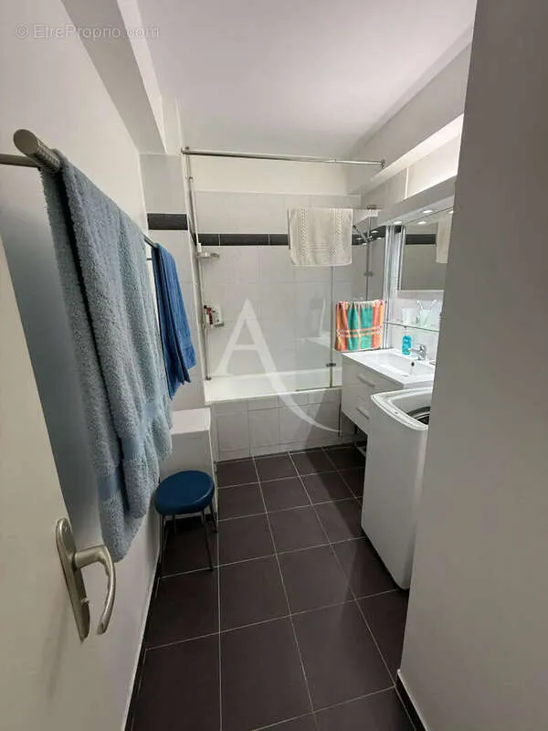 Vannitoad - 3-Bed Apartment with Balcony in Chatillon