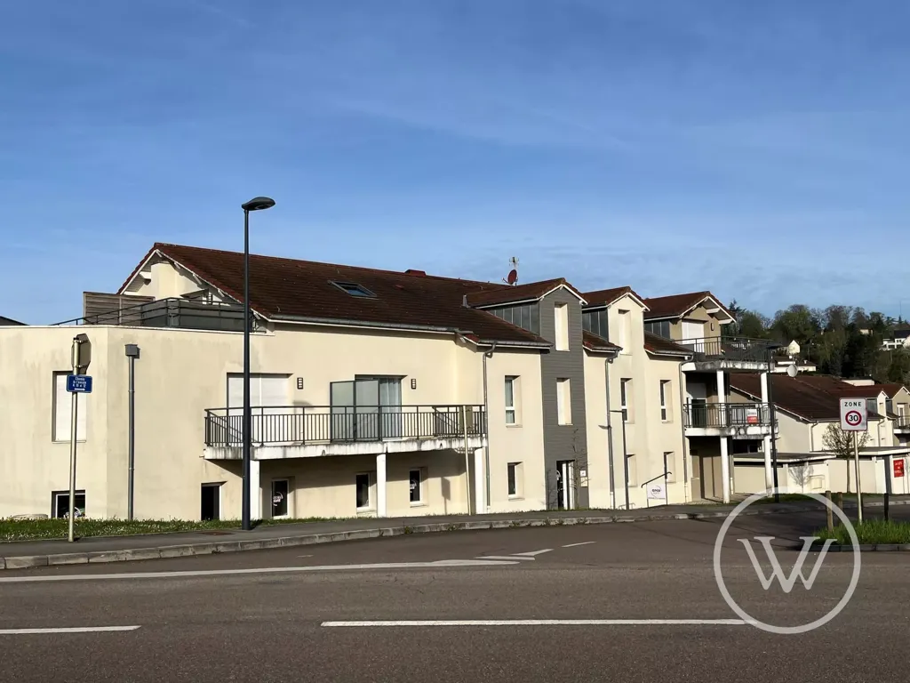 Exterior - 3-Bedroom Apartment with Terrace in Montboucons