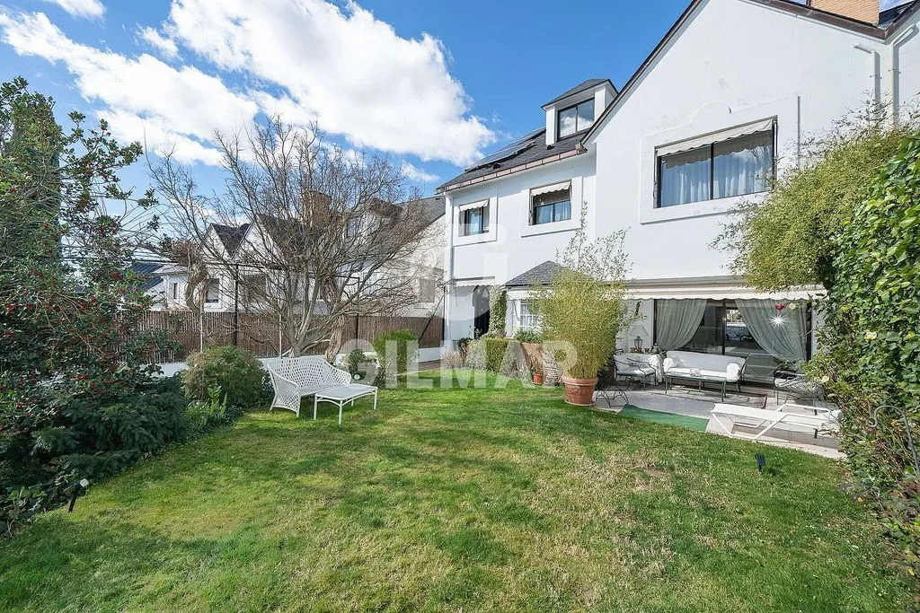 Aed - Chalet with Pool in Parque Conde de Orgaz