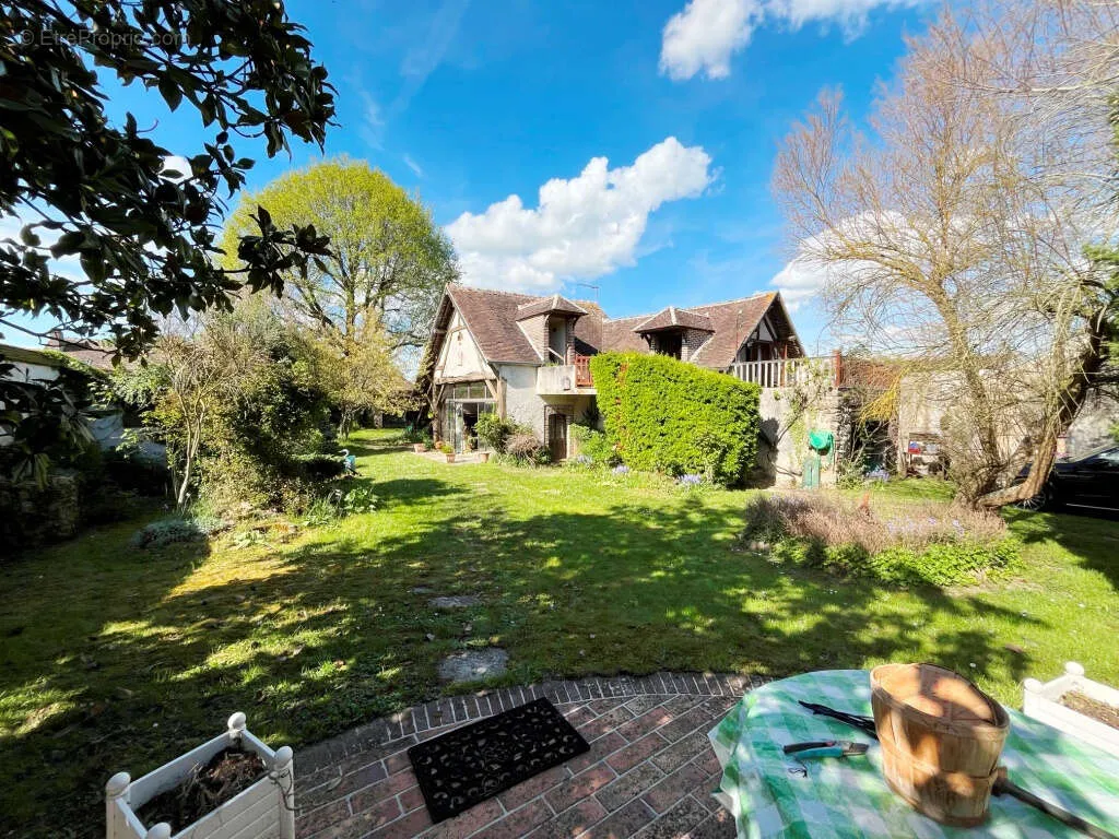 Aed - Charming Two-Home Property with Garden in Sens