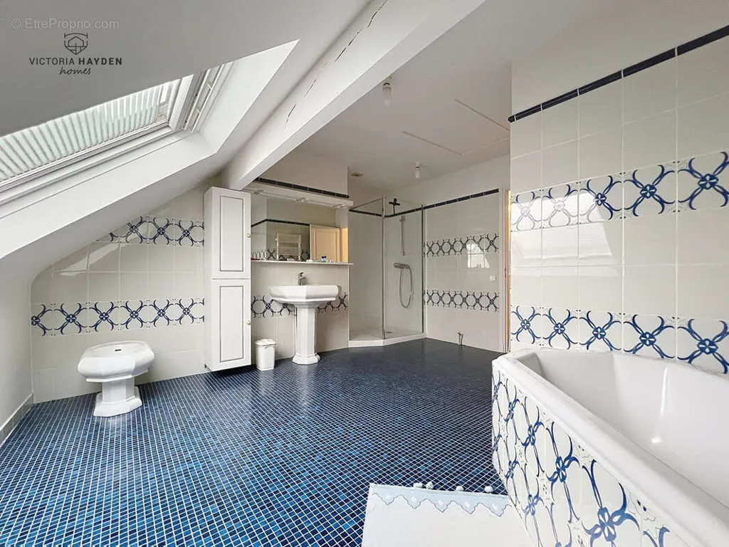 Salles de bain - Maison contemporaine avec terrasse à Idron