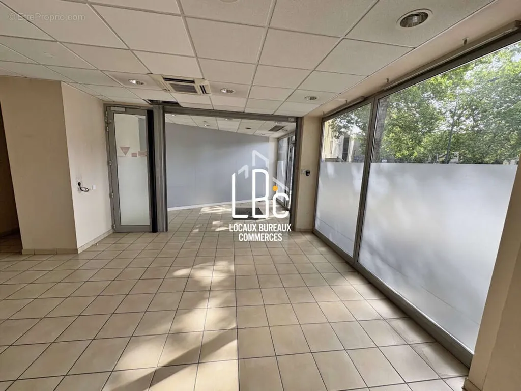Rooms - Commercial Space with High Visibility in Nantes