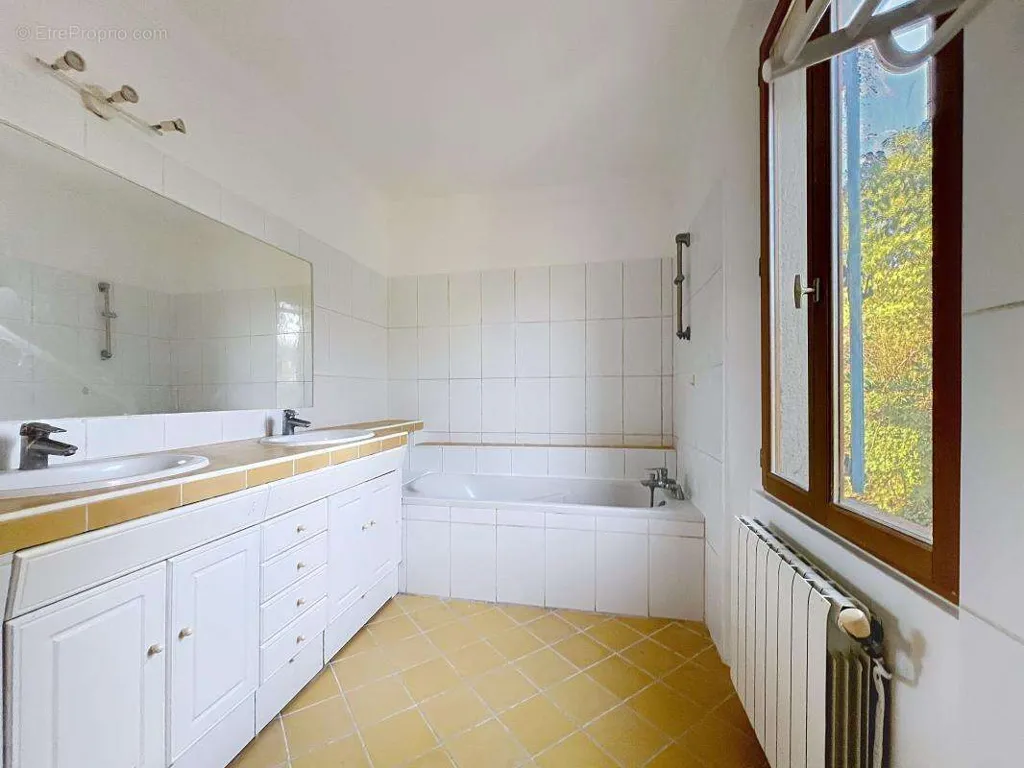Vannitoad - Provençal Villa with Garden in Lush Setting
