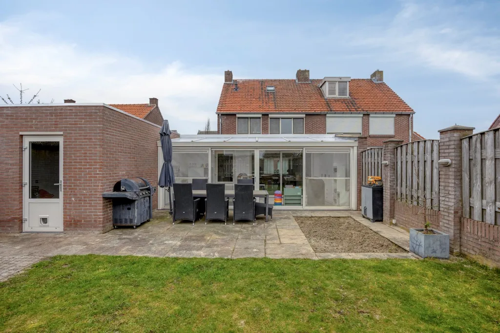 Aed - Two-Storey House with Serre in Ospel