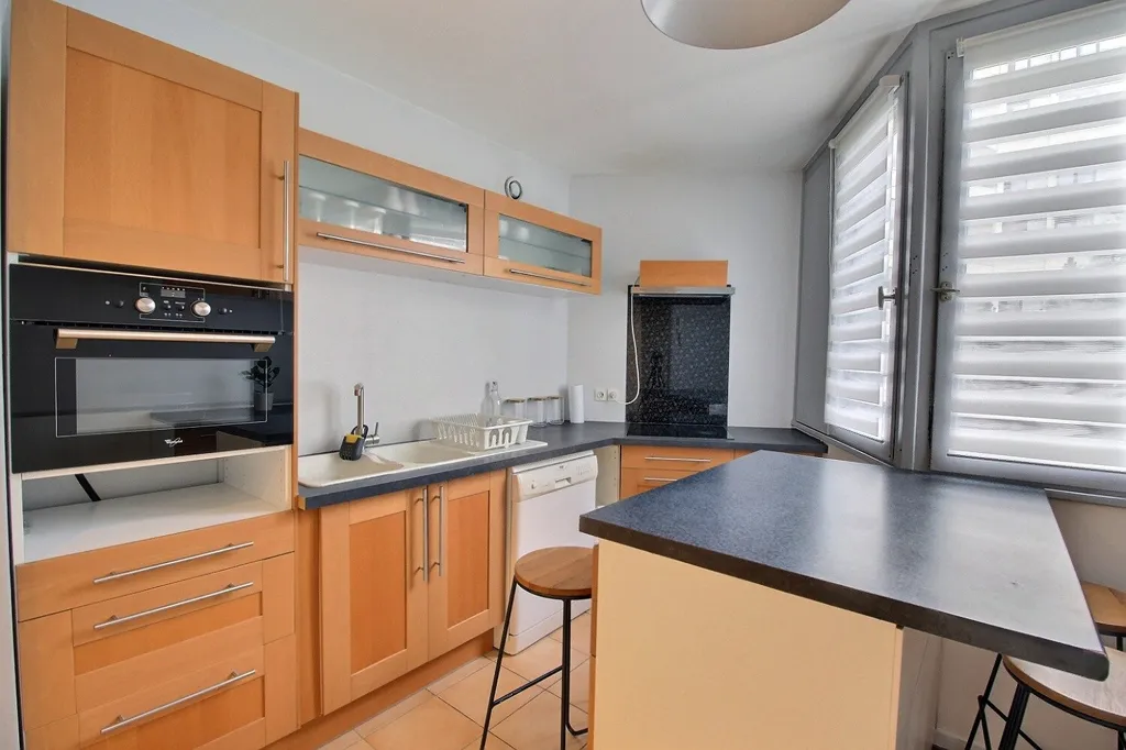 Köök - Shared Room with Balcony in Montigny Le Bretonneux