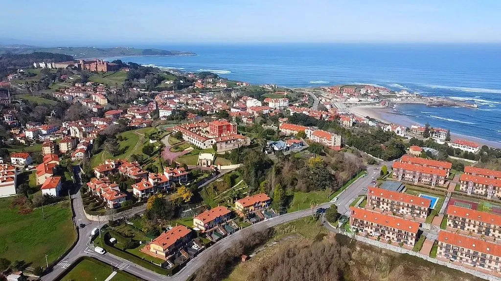 Õhuvaade - Terraced House with Pool in Comillas