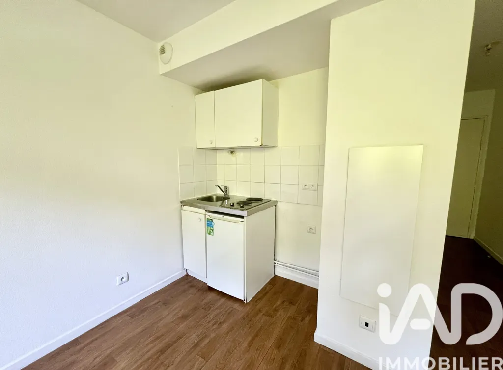 Kitchen - Studio with South Facing Balcony in Villeneuve-la-Garenne
