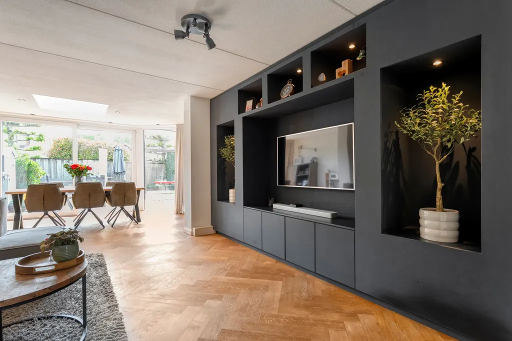 Elutuba - Modern Split-Level House with Cinewall in Almelo