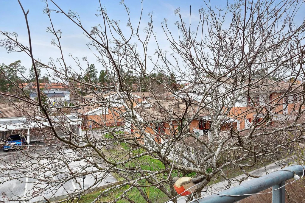 Rõdu - Renovated Apartment with West-Facing Balcony in Järfälla