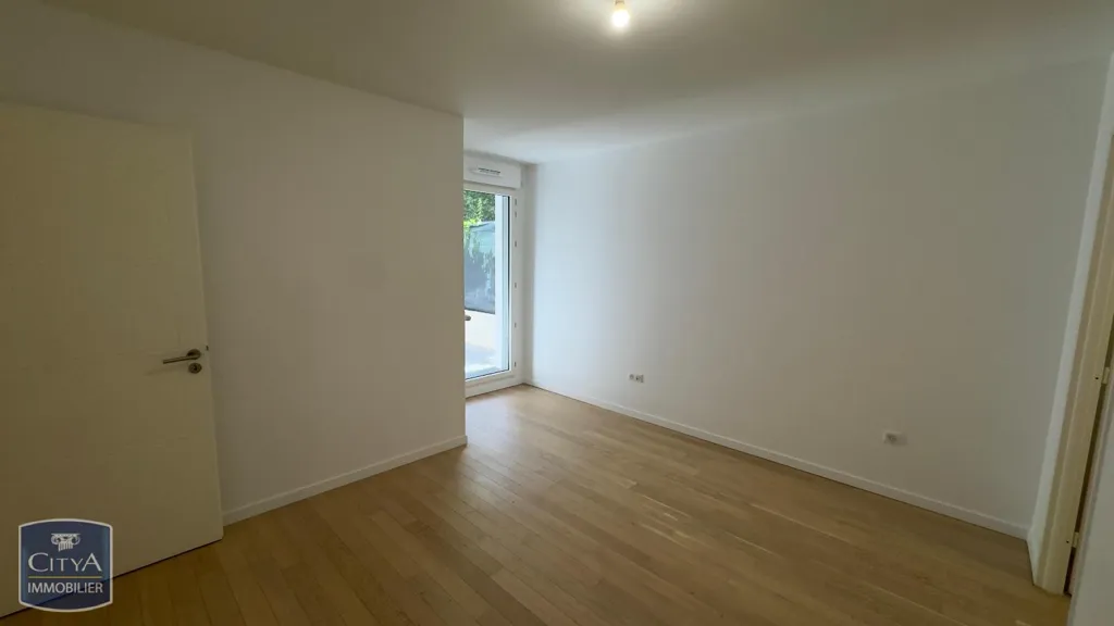 Toad - Modern Apartment with Parking in Rueil-Malmaison