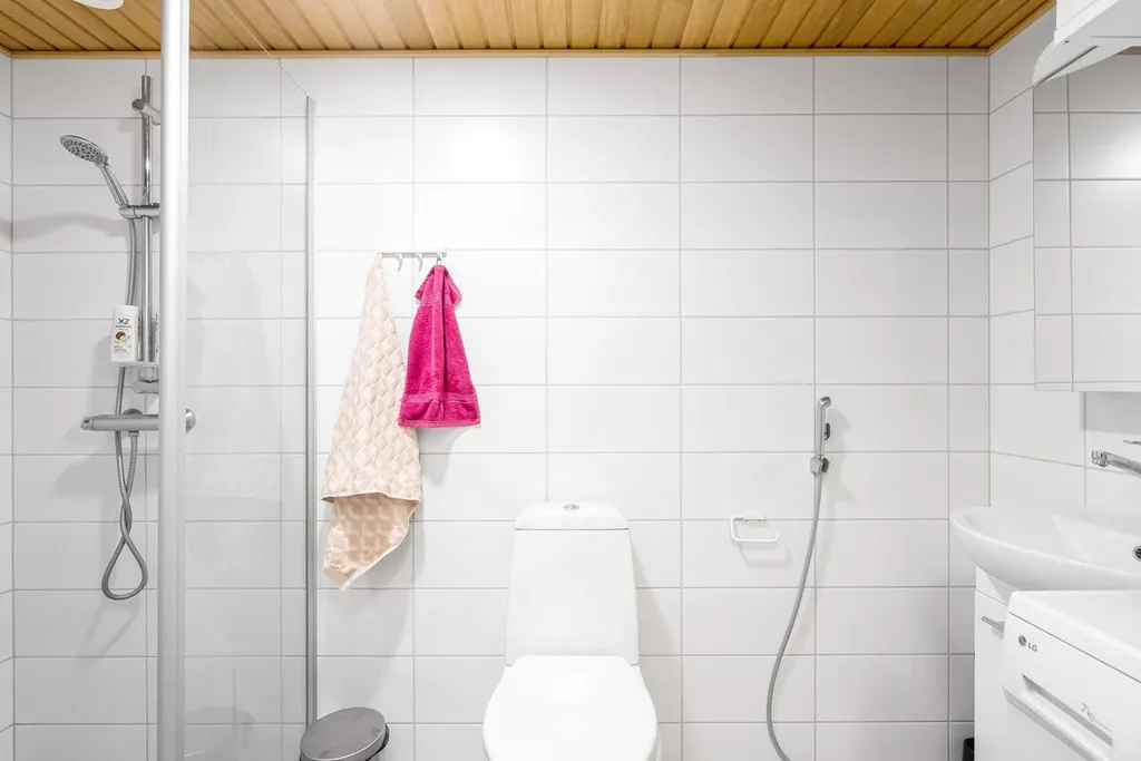 Salles de bain - First Floor Apartment with Balcony in Savio, Kerava