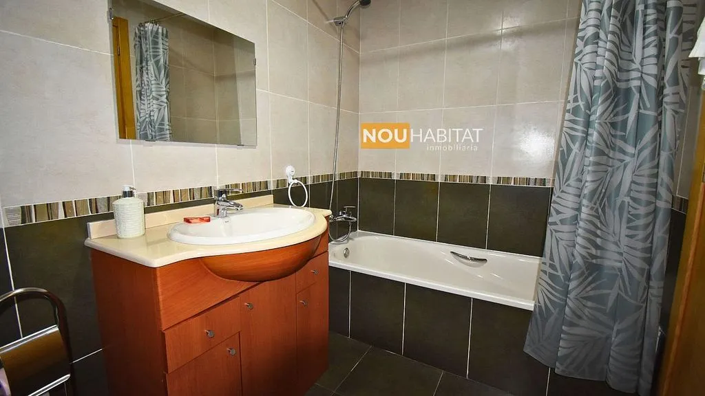Salles de bain - Apartment with Balcony and Garage in Montroy