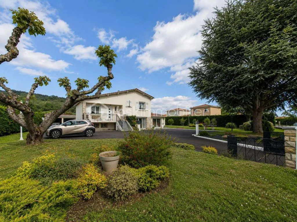 Extérieur - Maison Traditionnelle avec Piscine sur Parcelle Arborée à Proximité