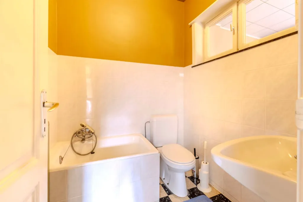 Salles de bain - Maison avec Grand Magasin à Wiekevorst