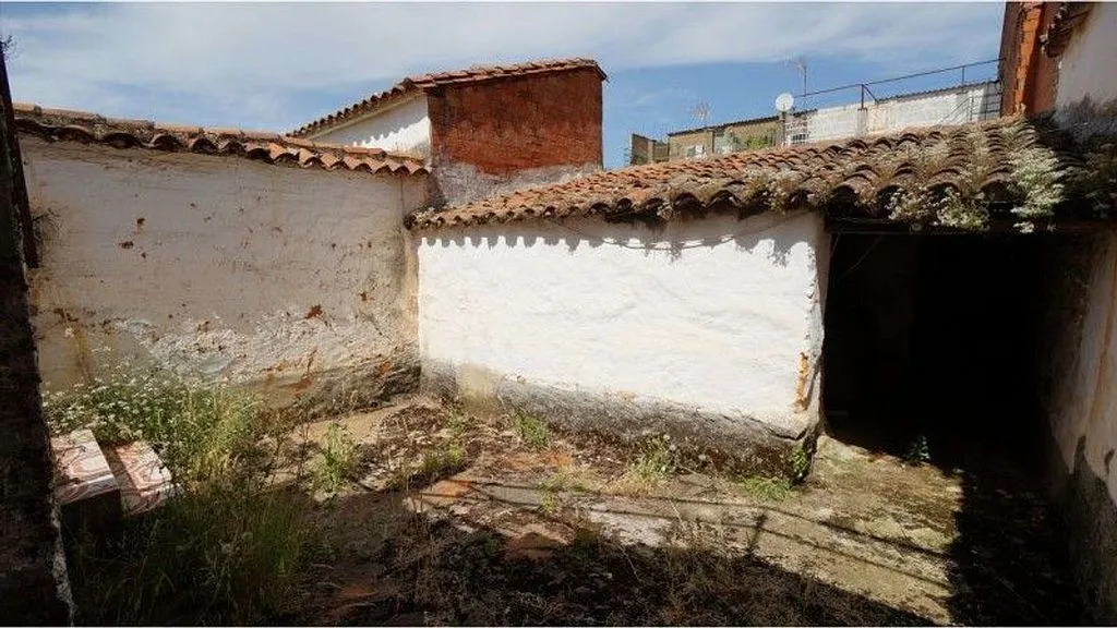Aed - House with Terrace and Balcony in Almadén