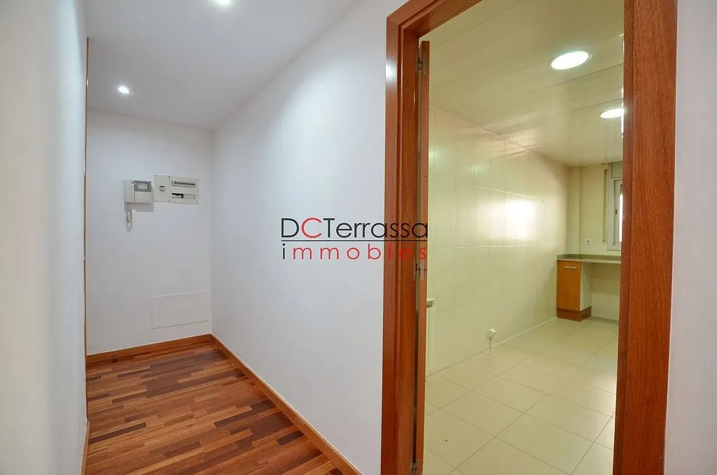 Hallway - Apartment with Balcony in Vallparadís, Terrassa