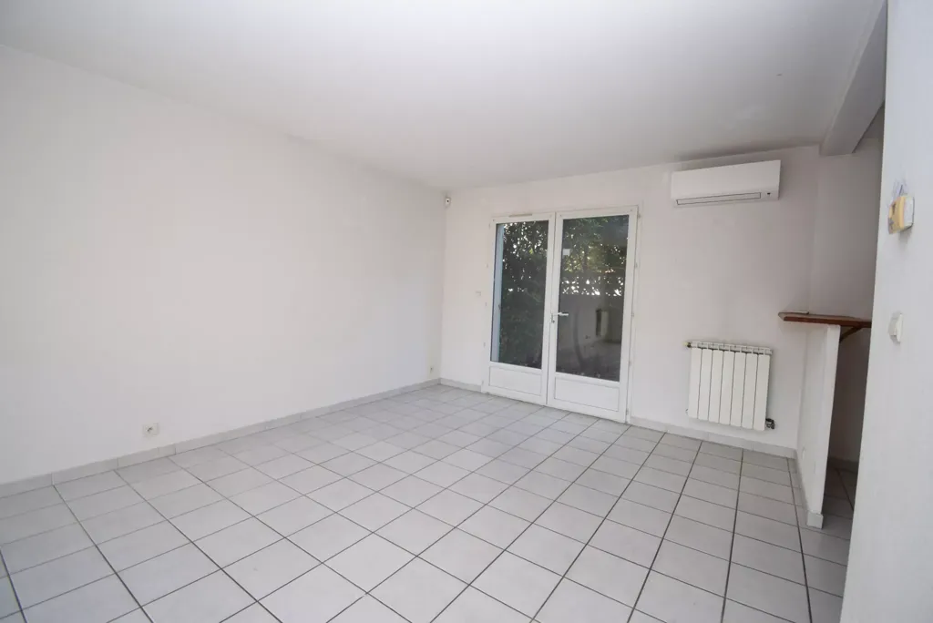 Toad - Three-Bedroom House with Garage in Quiet Area