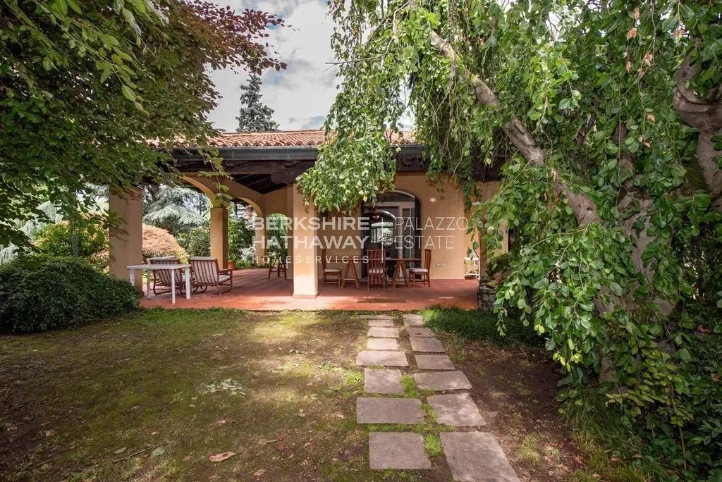Terrasse - Luxury Villa with Pool in Cassano Magnago