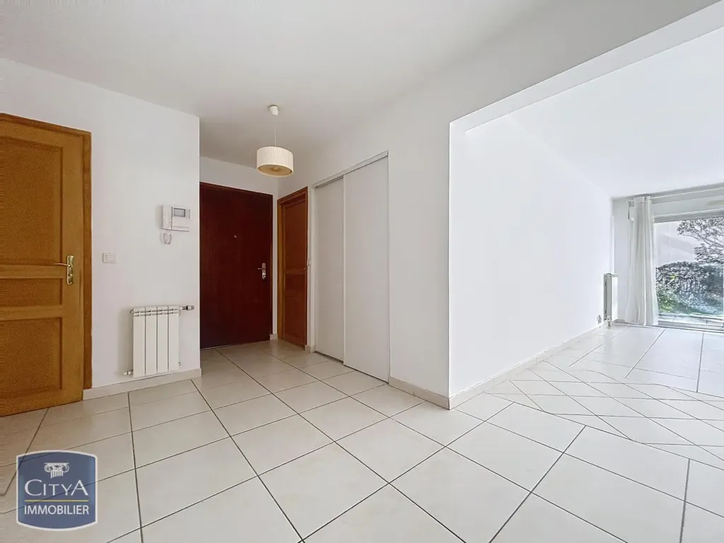 Esik - Ground Floor Apartment with Terrace in Nîmes