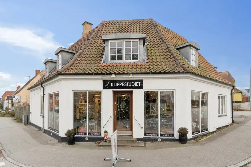 Välivaade - Investment Property with Shops in Kr. Hyllinge