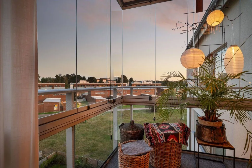 Balcone - Three-Bedroom Apartment with Balcony in Nyköping