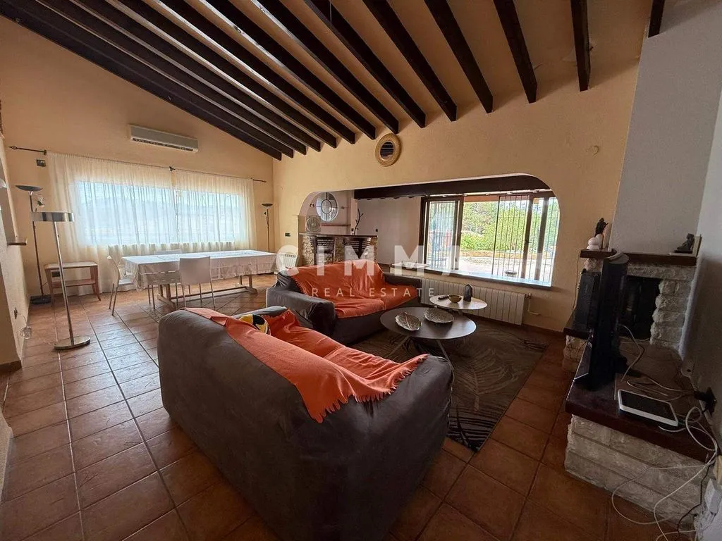Elutuba - Five-Bedroom Chalet with Large Plot in La Nucía