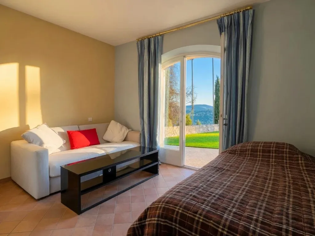 Bedrooms - Luxury Villa with Sea View in Cabris