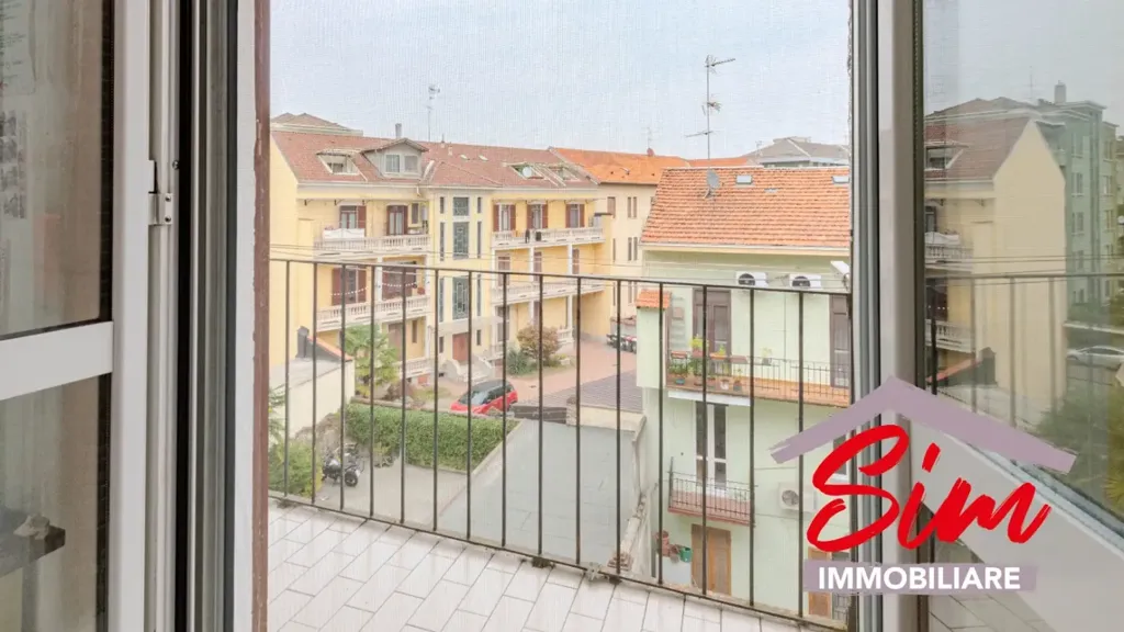 Balcon - Third Floor Flat with Balcony in Central Novara