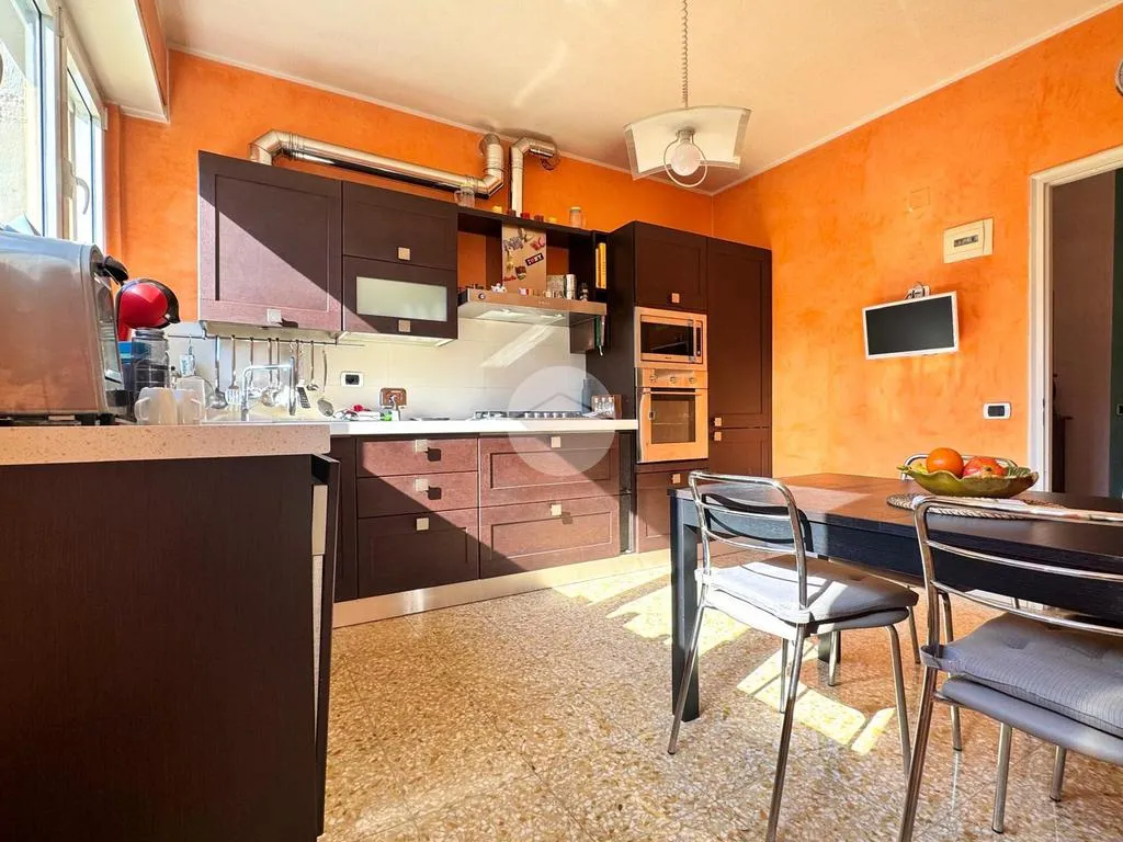 Cuisine - Four-Bedroom Apartment with Balcony in Florence