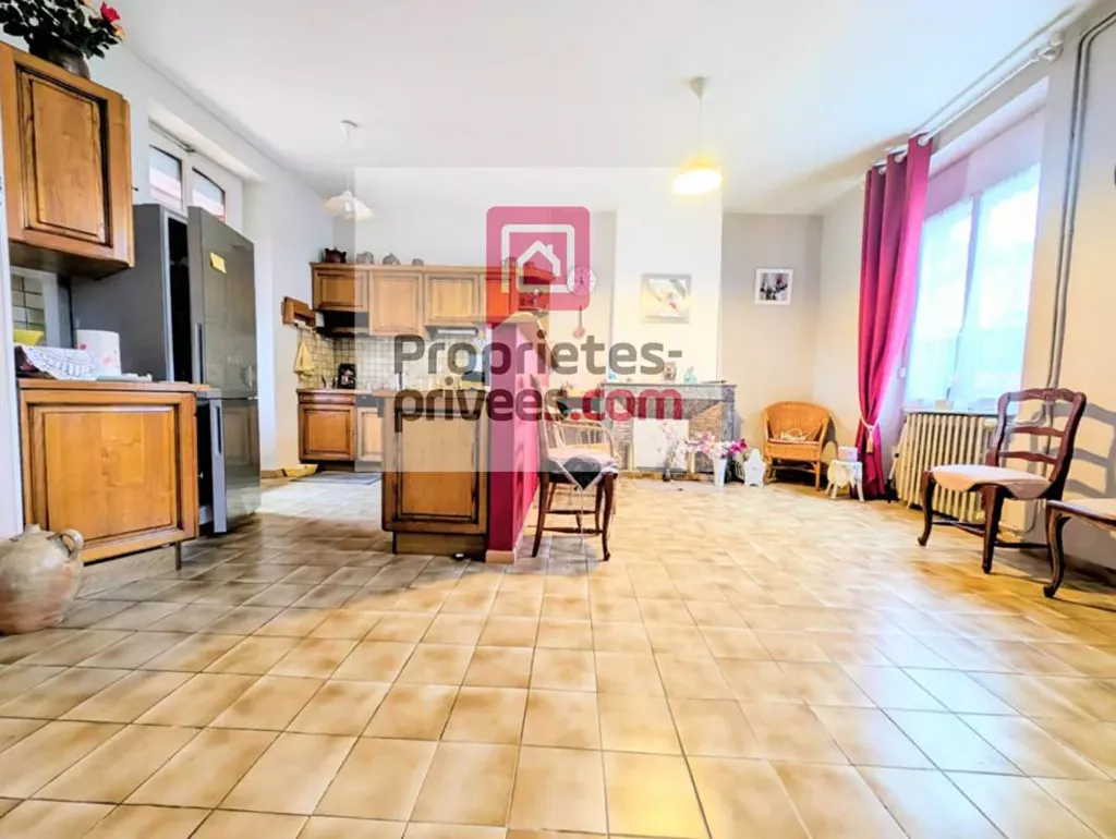 Cuisine - Maison de village avec tour en pierre à Cosse Le Vivien