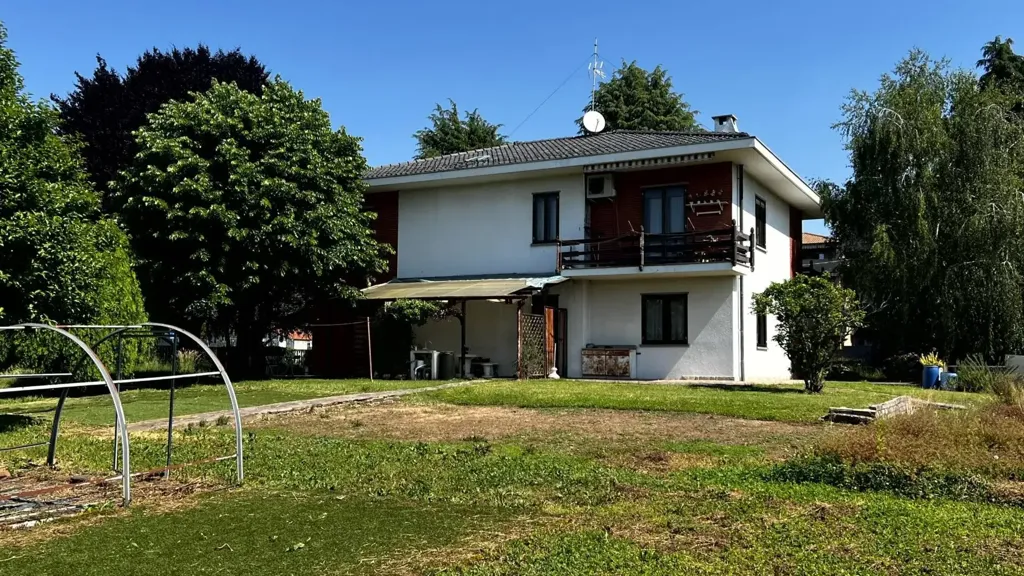 Aed - Villa with Edificabile Potential in Bernareggio