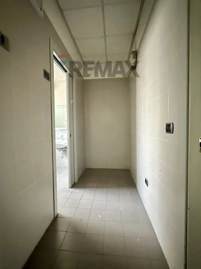 Esik - Commercial Space with 3 Vitrines in Riccione