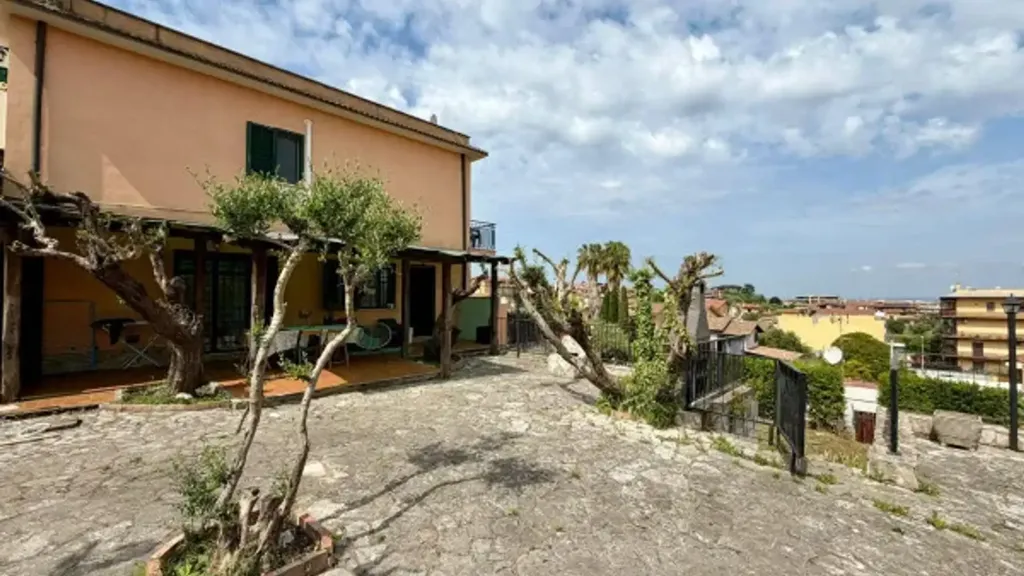 Exterior - Bifamiliar Villa with Private Garden in Rome