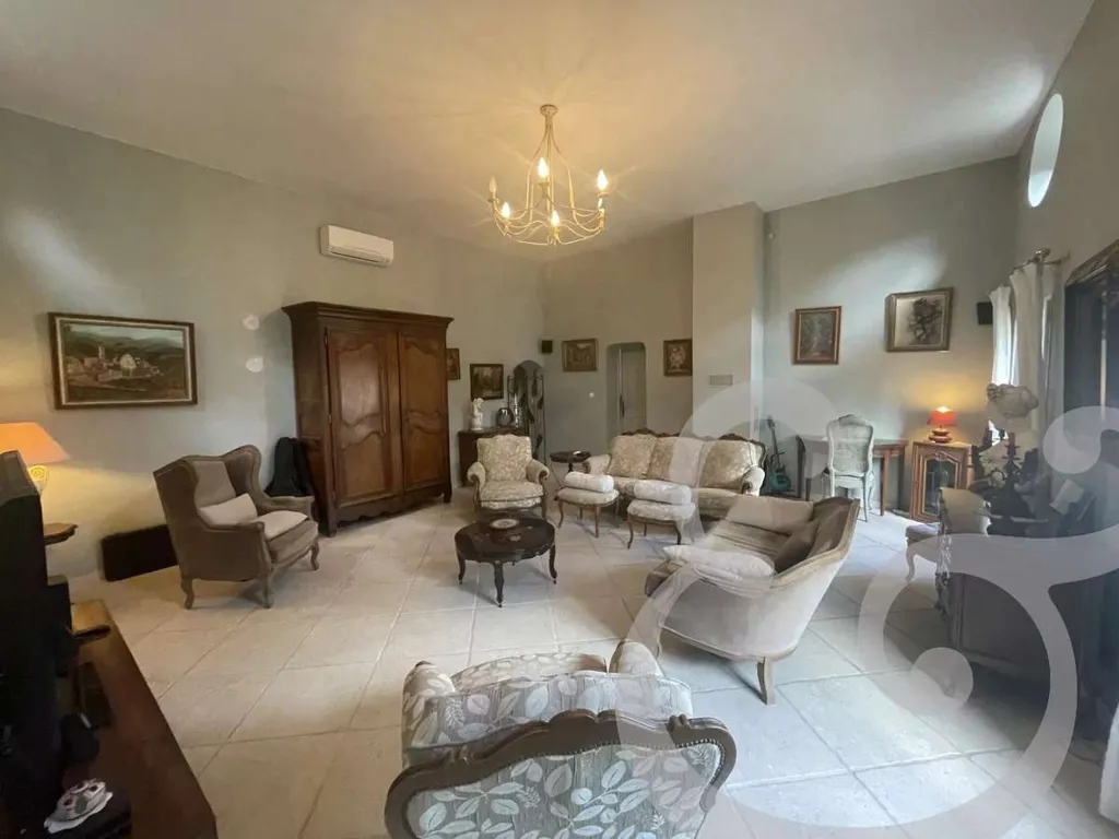Elutuba - Spacious Property with Pool in Orgon