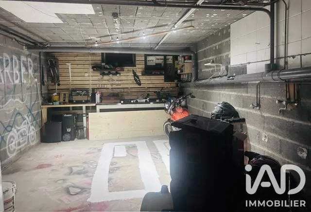 Garage - Maison avec Terrasse et Vue Dégagée à Montluçon