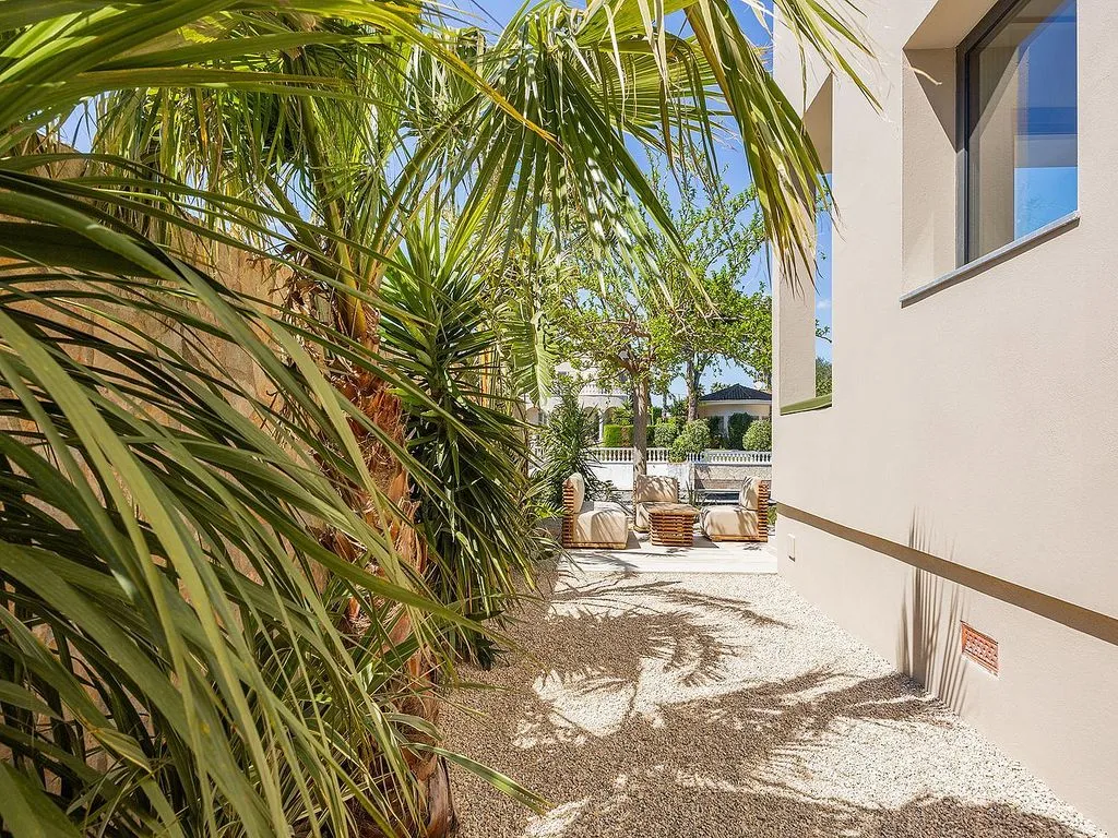 Garten - Contemporary Villa with Private Mooring in Empuriabrava