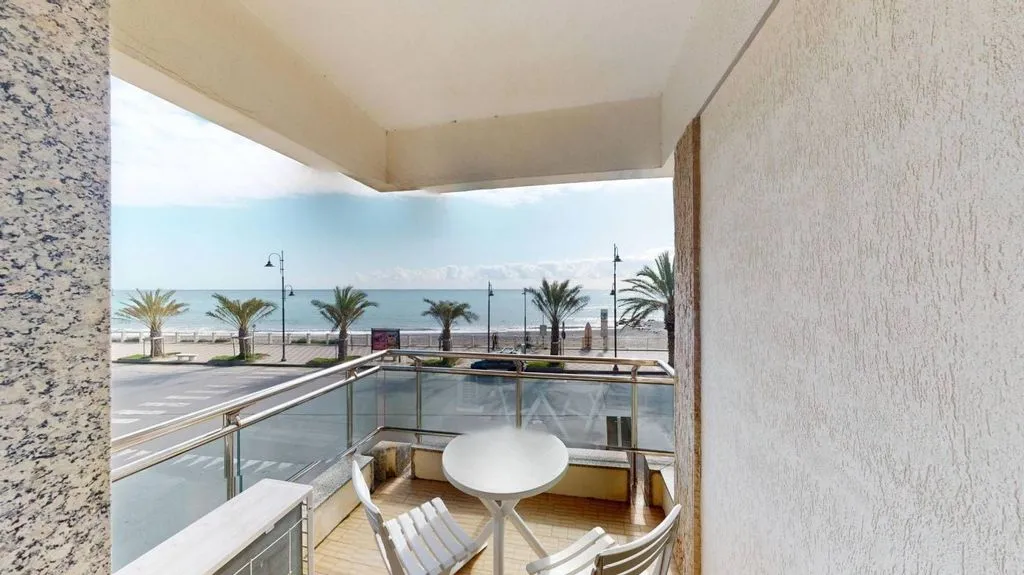 Rõdu - Luxury Seafront Apartment in Albenga