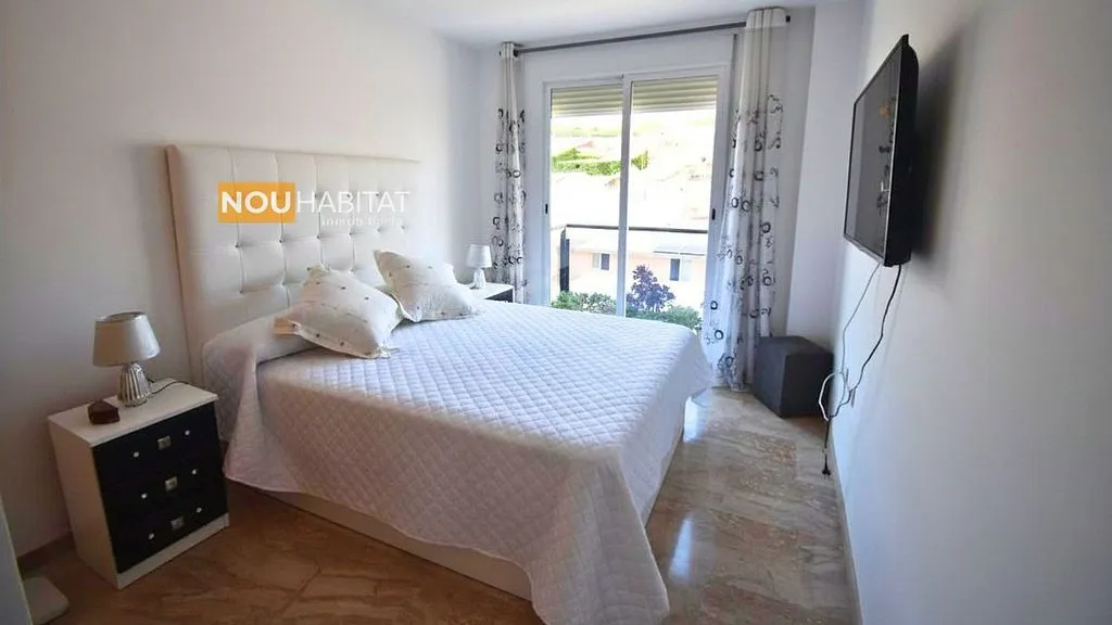 Chambres - Apartment with Balcony and Garage in Montroy