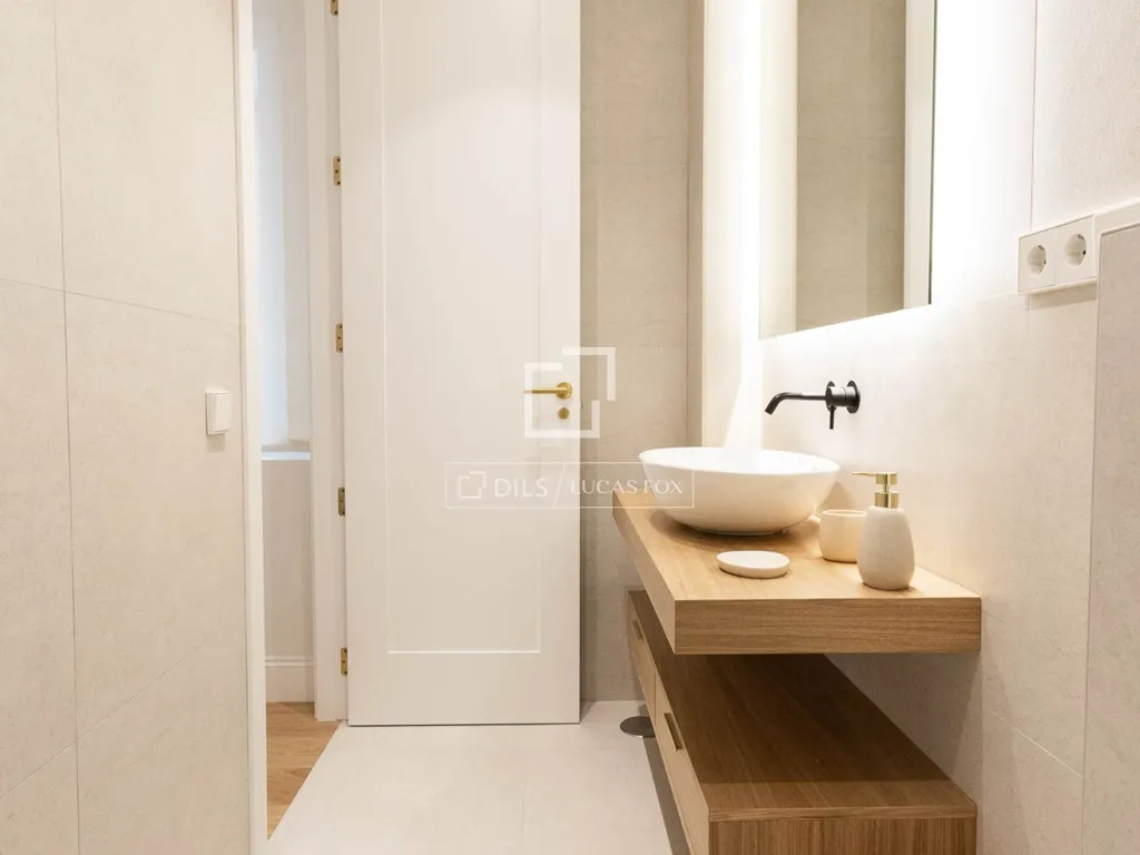 Bathrooms - Luxury Flat with High Ceilings in Salamanca