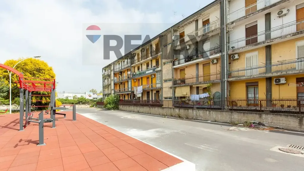 Aed - 4-Room Apartment with Balcony in Catania